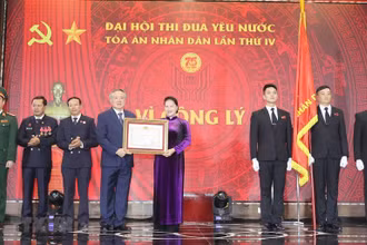 Chủ tịch Quốc hội Nguyễn Thị Kim Ngân trao Huân chương Độc lập hạng nhất cho Tòa án nhân dân tối cao. (Ảnh: TTXVN)