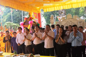 Lãnh đạo tỉnh Hà Nam và huyện Lý Nhân tại Lễ tưởng niệm Quốc Công Tiết Chế Hưng Đạo Vương Trần Quốc Tuấn.