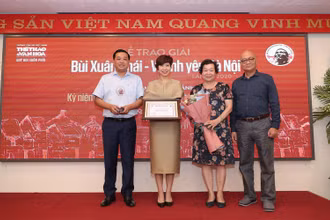 Ban Tổ chức trao giải cho nhóm tác giả thực hiện là Dự án nghệ thuật công cộng phường Phúc Tân (quận Hoàn Kiếm)