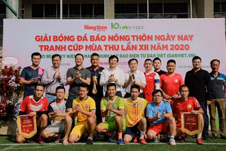 Ban Tổ chức, khách mời chụp ảnh lưu niệm với đại diện các đội bóng tham gia Giải đấu.