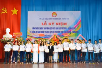 Đại diện Tập đoàn Novaland trao học bổng cho các em học sinh, sinh viên tỉnh Bà Rịa-Vũng Tàu. 