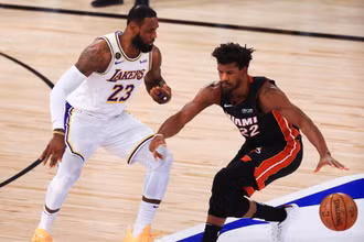 LeBron James và Jimmy Buttler đã có màn đọ sức căng thẳng và hấp dẫn. (Ảnh: NBA)