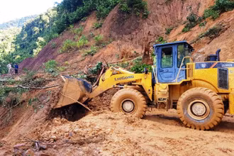 Huy động lực lượng khắc phục đường vào hiện trường. 