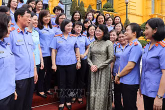 Phó Chủ tịch nước Đặng Thị Ngọc Thịnh gặp mặt các nữ công chức tiêu biểu của ngành Kiểm sát nhân dân. Ảnh: TTXVN