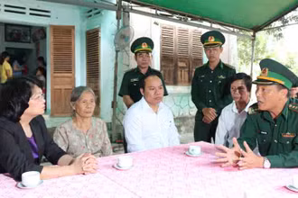 Phó Chủ tịch nước Đặng Thị Ngọc Thịnh thăm hỏi thân nhân Thượng úy Phạm Ngọc Hải cùng cán bộ, chiến sĩ Bộ đội Biên phòng tỉnh Kon Tum.