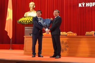 Đồng chí Nguyễn Xuân Ký, Bí thư Tỉnh ủy Quảng Ninh tặng hoa chúc mừng đồng chí Nguyễn Tường Văn (bên trái), Chủ tịch UBND tỉnh Quảng Ninh nhiệm kỳ 2016-2021.