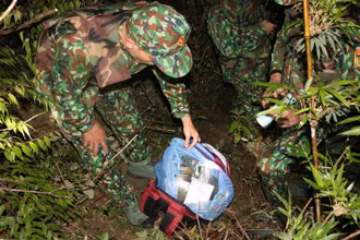 Tang vật 30 bánh heroin của nhóm đối tượng bỏ lại.