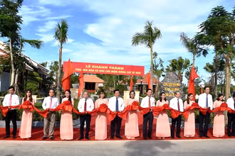 Lãnh đạo Trung ương cùng địa phương cắt băng khánh thành Công viên văn hóa và Khu lưu niệm đồng chí Tố Hữu.