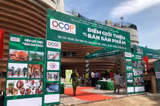 Điểm trưng bày, giới thiệu và bán sản phẩm OCOP tại xã Bát Tràng, huyện Gia Lâm, Hà Nội.