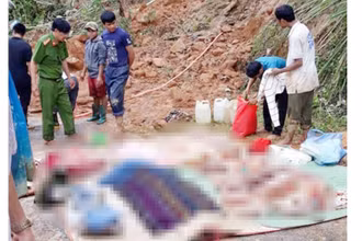Thi thể gia đình anh Phơi được cơ quan chức năng tìm thấy hồi 10 giờ 30 ngày 18-10.