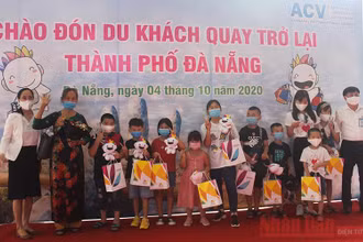 Đà Nẵng đón đoàn khách đầu tiên từ thủ đô Hà Nội sau thời gian dài tạm ngưng mọi hoạt động do dịch bệnh Covid-19.