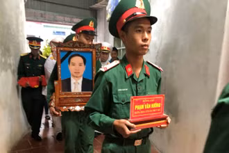 Đưa di ảnh và tro cốt liệt sĩ Phạm Văn Hướng về quê nhà Đông Hưng, tỉnh Thái Bình.
