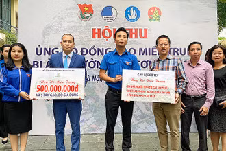 Đại diện Thành đoàn Hà Nội tiếp nhận nguồn lực hỗ trợ từ các cơ quan, đơn vị tại Hội thu.