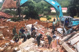 Lực lượng cứu hộ, cứu nạn tập trung làm việc cao độ, mong sớm tìm ra đồng đội.
