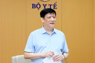 Quyền Bộ trưởng Y tế Nguyễn Thanh Long phát biểu tại buổi giao ban.