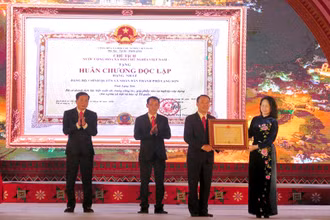 Thừa ủy quyền của Chủ tịch nước, đồng chí Lâm Thị Phương Thanh, Ủy viên T.Ư Đảng, Bí thư Tỉnh ủy Lạng Sơn trao Huân chương Độc lập hạng Nhất cho lãnh đạo Thành ủy, HĐND, UBND TP Lạng Sơn.