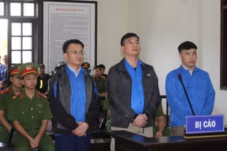 Các bị cáo tại phiên tòa (từ trái sang) Nguyễn Quang Vinh, Khương Ngọc Chất và Đỗ mạnh Tuấn.