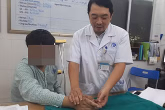 BS Nguyễn Vũ Hoàng – Phó trưởng Khoa phẫu thuật tạo hình (Bệnh viện Xanh Pôn) đang kiểm tra lại tay cho bệnh nhân trước khi xuất viện.