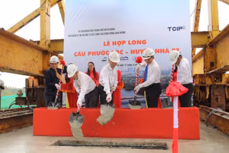 Lãnh đạo thành phố dự Lễ Hợp long công trình cầu Phước Lộc, sáng 12-10.