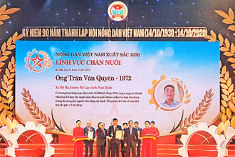 Đồng chí Nguyễn Văn Bình và đồng chí Thào Xuân Sùng trao danh hiệu "Nông dân Việt Nam xuất sắc" năm 2020 tặng các nhà nông tiêu biểu trong lĩnh vực chăn nuôi.