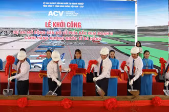 Các đại biểu thực hiện nghi thức khởi công.
