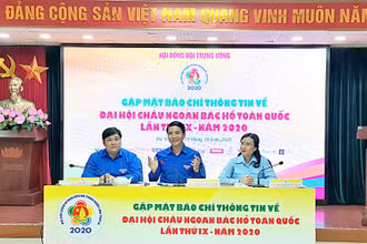 Các đồng chí đại diện Ban Tổ chức cung cấp thông tin về Đại hội. 