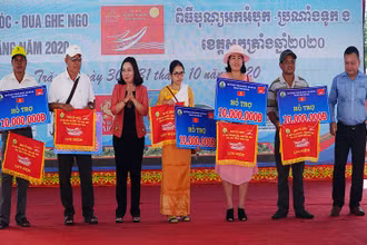 Ban tổ chức trao kinh phí hỗ trợ các đội ghe ngo nữ.