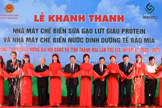 Các đại biểu cắt băng khánh thành hai nhà máy chế biến đồ uống cao cấp.