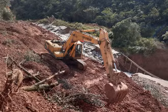 Ngành GTVT Quảng Bình thi công đường tạm để thông tuyến QL 12A.
