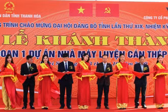 Các đại biểu cắt băng khánh thành Nhà máy luyện cán thép Nghi Sơn.