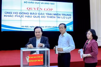 Bộ trưởng, cán bộ Bộ GD-ĐT quyên góp ủng hộ người dân vùng bị thiên tai