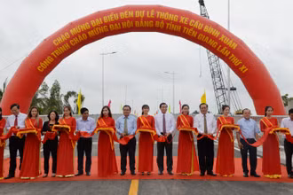 Các đại biểu cắt băng khánh thành cầu Bình Xuân.