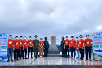 Lễ chào cờ tại cột mốc 717.