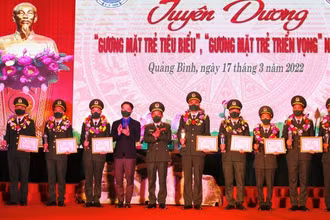 Các đại biểu trao thưởng cho 10 “Gương mặt trẻ tiêu biểu” của Bộ đội Biên phòng.