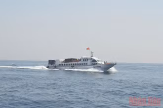 Tàu khách hoạt động trên tuyến đường thủy Sa Kỳ-Lý Sơn.