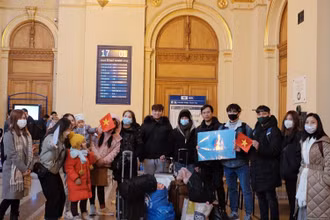 Cán bộ Đại sứ quán Việt Nam tại Hungary và Hội Sinh viên đón bà con tại ga tàu Budapest. (Ảnh: baoquocte.vn)