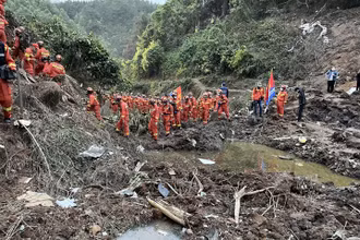 Nỗ lực tìm kiếm hộp đen của chiếc máy bay trong điều kiện địa hình và thời tiết không thuận lợi. (Ảnh: Nhân Dân Nhật báo)