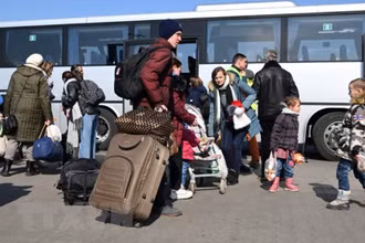Người tị nạn Ukraine sơ tán tới khu vực Przemysl, đông nam Ba Lan. (Ảnh: PAP/TTXVN)