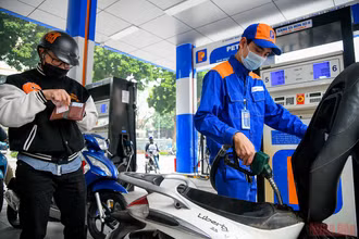 Đúng 15 giờ chiều 1/3, tại cây xăng 04 trên đường Trần Hưng Đạo giá xăng E5 RON 92-II: 26.070 đồng/lít và xăng RON 95-III: 26.830 đồng/lít. (Ảnh: THÀNH ĐẠT)