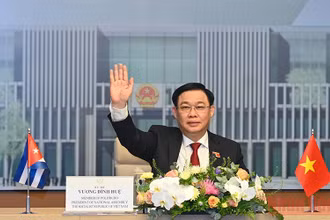 Chủ tịch Quốc hội Vương Đình Huệ vẫy tay chào Chủ tịch Quốc hội chính quyền nhân dân Cuba Esteban Lazo Hernandez. (Ảnh: Duy Linh)