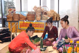Dạy nghề truyền thống, tạo công ăn việc làm để giảm số hộ nghèo tại một sự kiện ở Thủ đô Vientiane, Lào. Ảnh: Xuân Sơn.