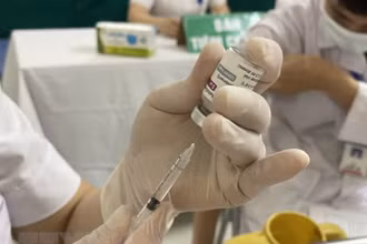 Tiêm vaccine ngừa Covid-19. (Ảnh: TTXVN)