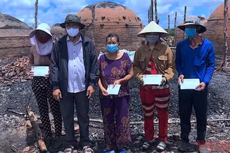 Đại diện Mặt trận Tổ quốc huyện Năm Căn trao hỗ trợ các hộ dân bị ảnh hưởng bởi vụ cháy.
