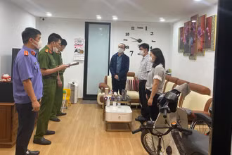 Cơ quan Công an thi hành quyết định khởi tố bị can và lệnh bắt bị can để tạm giam đối với Nguyễn Tấn Hoàng.