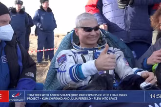 Phi hành gia Mark Vande Hei của NASA nghỉ ngơi sau khi hạ cánh bằng tàu vũ trụ Soyuz MS-19 tại một khu vực hẻo lánh bên ngoài Zhezkazgan, Kazakhstan vào ngày 30/3. Ảnh cắt từ video của Roscosmo.