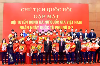 Chủ tịch Quốc hội Vương Đình Huệ cùng các đại biểu và thành viên đội tuyển nữ quốc gia. (Ảnh: ĐĂNG ANH)