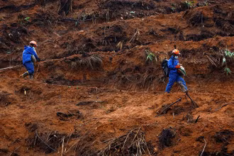 Nhân viên cứu hộ làm việc tại hiện trường vụ tai nạn máy bay. (Ảnh: Reuters)