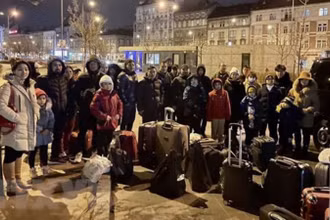 Đại sứ quán, cộng đồng tại Hungary đón, hỗ trợ bà con từ Ukraine. (Ảnh: TTXVN)