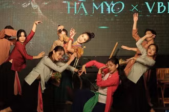 Cảnh trong MV "Xẩm Hà Nội" của ca sĩ trẻ Hà Myo. Ảnh: Vietnam+