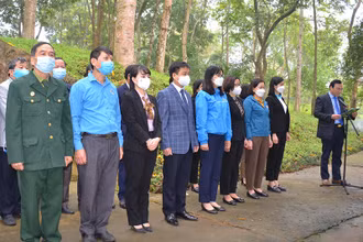 Đoàn công tác Ủy ban MTTQ tỉnh Tuyên Quang dâng hương tại Lán làm việc của Chủ tịch Tôn Đức Thắng, xã Trung Yên (Sơn Dương, Tuyên Quang).